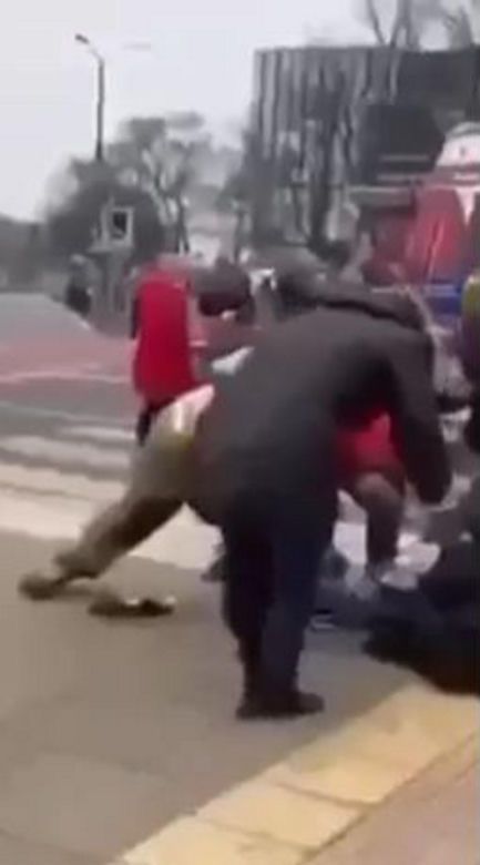 W Szczecinie kierowca rozpędzonym samochodem wpadł w pieszych