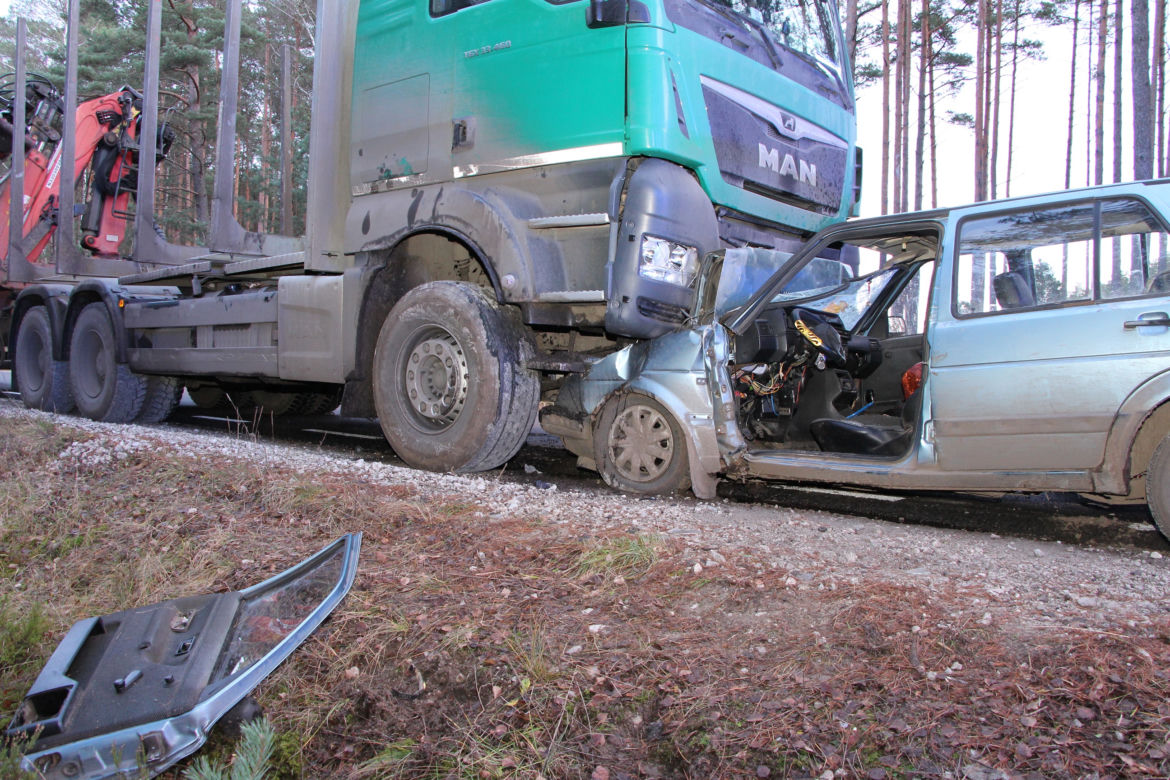 Auto wbiło się pod ciężarówkę w Wielkim Gacnie! Kierowca nie miał szans [ZDJĘCIA]