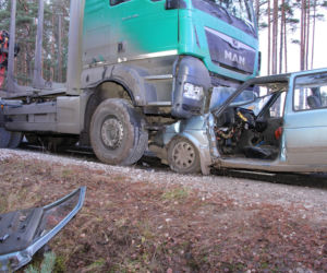 Auto wbiło się pod ciężarówkę w Wielkim Gacnie! Kierowca nie miał szans [ZDJĘCIA]