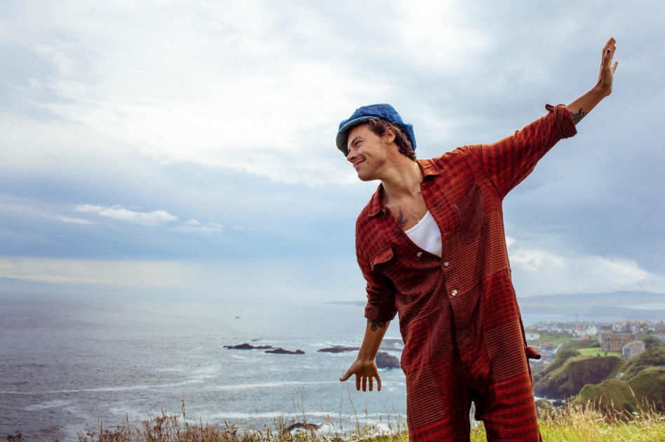 Harry Styles ŚCIĄŁ swoje piękne, długie włosy. Jest prawie ŁYSY!