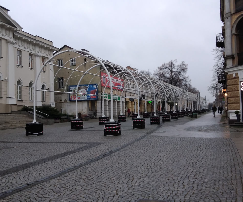Radom szykuje się na święta. Trwa montaż ozdób