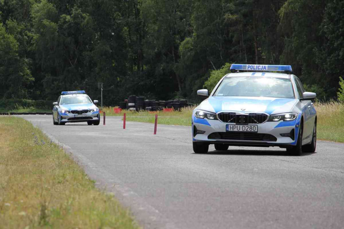 Policjanci przechodzą szkolenia z jazdy oznakowanymi BMW serii 3