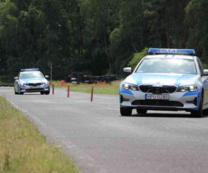 Policjanci przechodzą szkolenia z jazdy oznakowanymi BMW serii 3