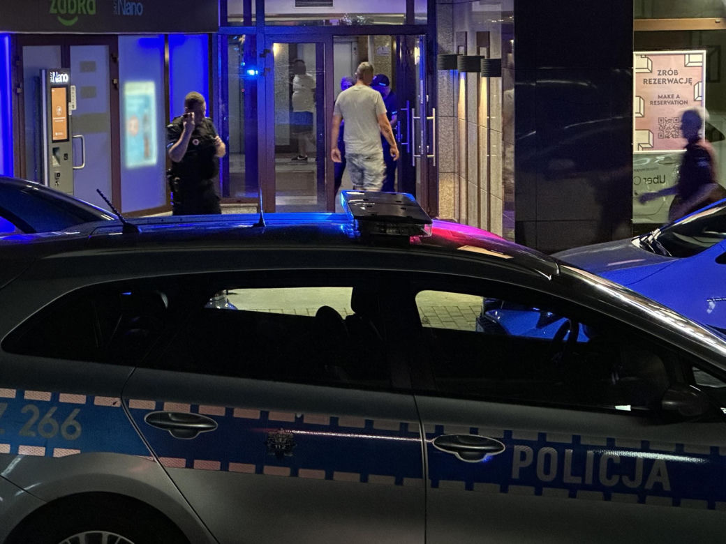 Atak nożownika na Woli. Ranny przebiegł kilkaset metrów i padł na ziemię. Zatrzymali jedną osobę, trwa akcja policji