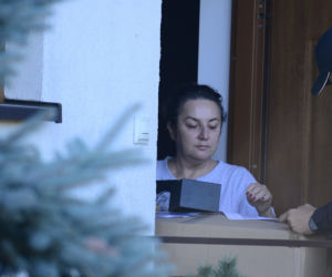 Przybita Danuta Martyniuk bez makijażu odbiera przesyłkę od synowej