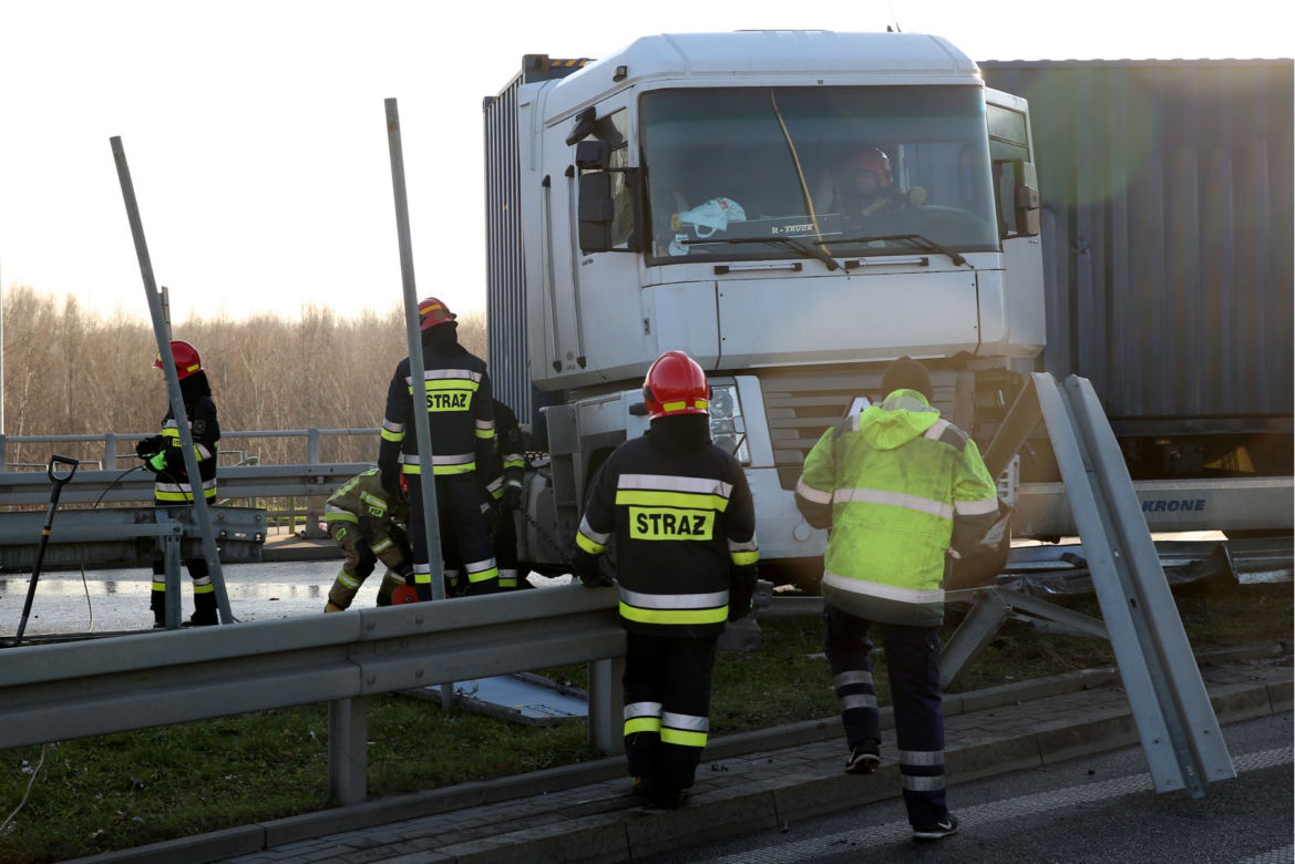 Wypadek TIRA na trasie Siekierkowskiej