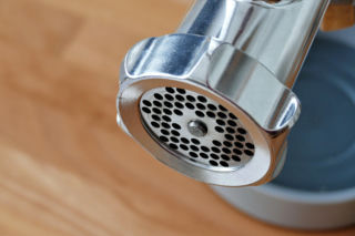 4,5-latek włożył rękę do maszynki do mięsa