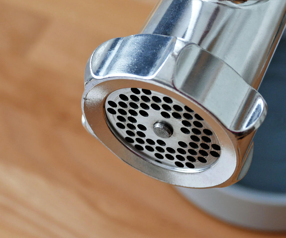 4,5-latek włożył rękę do maszynki do mięsa