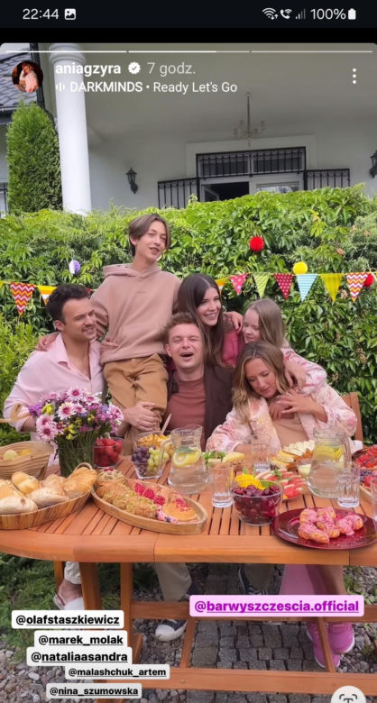 Barwy szczęścia nowy sezon na planie. Marysia (Nina Szumowska),Hubert (Marek Molak), Asia (Anna Gzyra), Emil (Artem Malaszczuk), Agata (Natalia Zambrzycka), Ignacy Kieliszewski (Olaf Staszkiewicz)