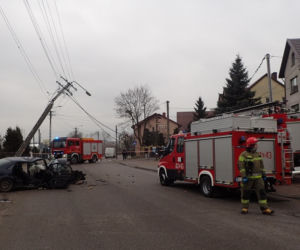 Grajewo. Audi złamało słup energetyczny. W samochodzie było dwóch mężczyzn