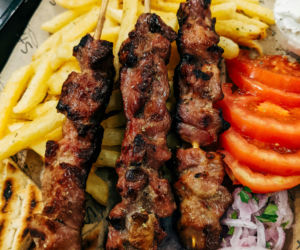   Jak kebab podbił Polskę? Od symbolu otwarcia na świat do jednego z ulubionych dań Polaków