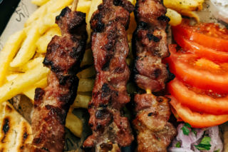   Jak kebab podbił Polskę? Od symbolu otwarcia na świat do jednego z ulubionych dań Polaków