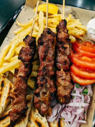   Jak kebab podbił Polskę? Od symbolu otwarcia na świat do jednego z ulubionych dań Polaków