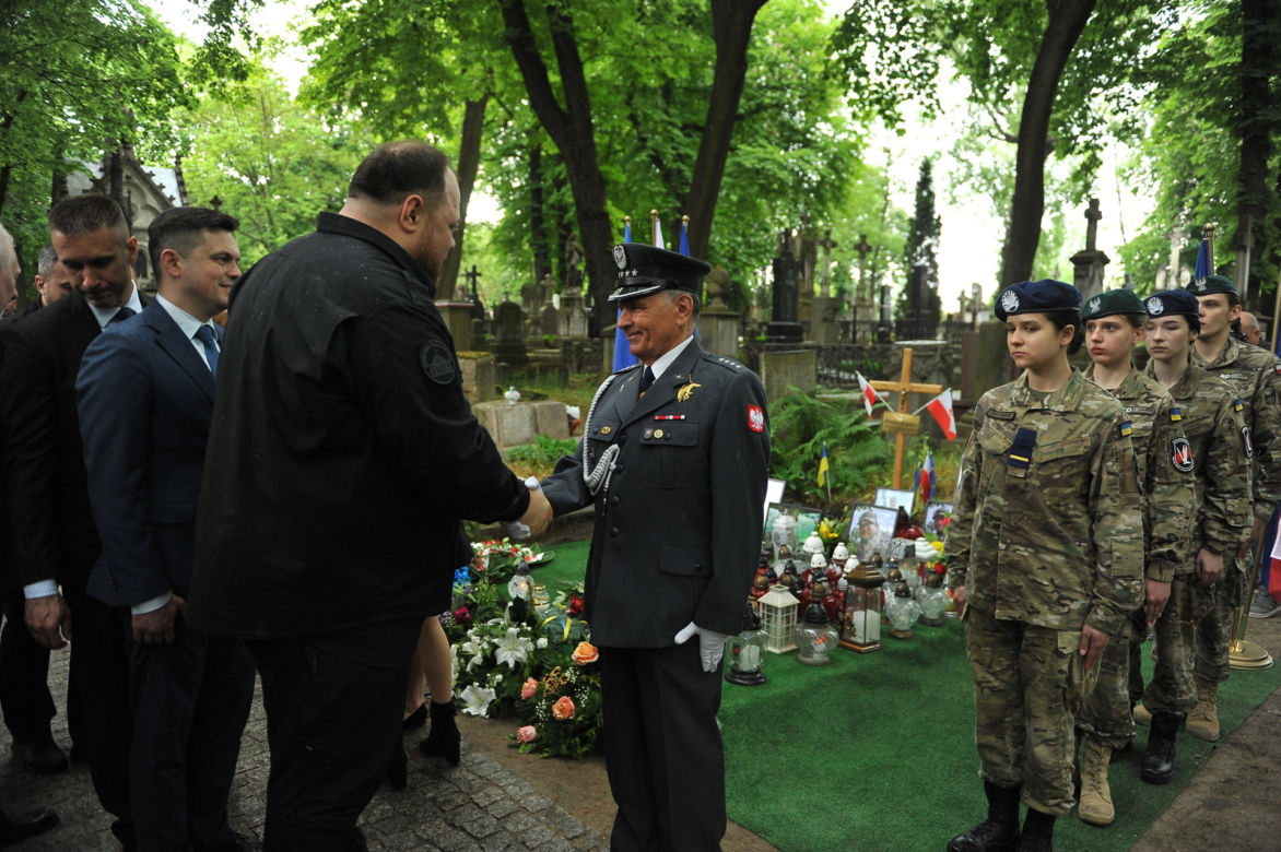 Ukraińcy w hołdzie Danielowi Sztyberowi - poległemu żołnierzowi ochotnikowi z Warszawy