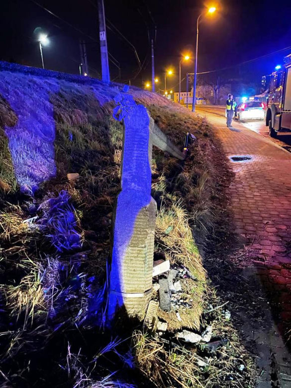 Tajemnicza kraksa w Nowym Sączu. Kierowca ściął latarnię i rozpłynął się w powietrzu