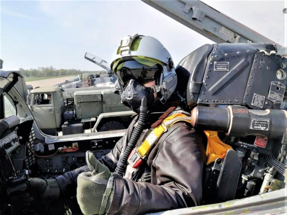 Ukraiński pilot w hełmie LA-100