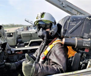 Ukraiński pilot w hełmie LA-100