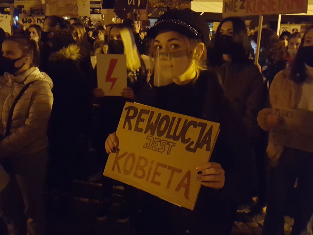  Skandowano, skakano i śpiewano... Kolejny "Strajk Kobiet" w Lesznie