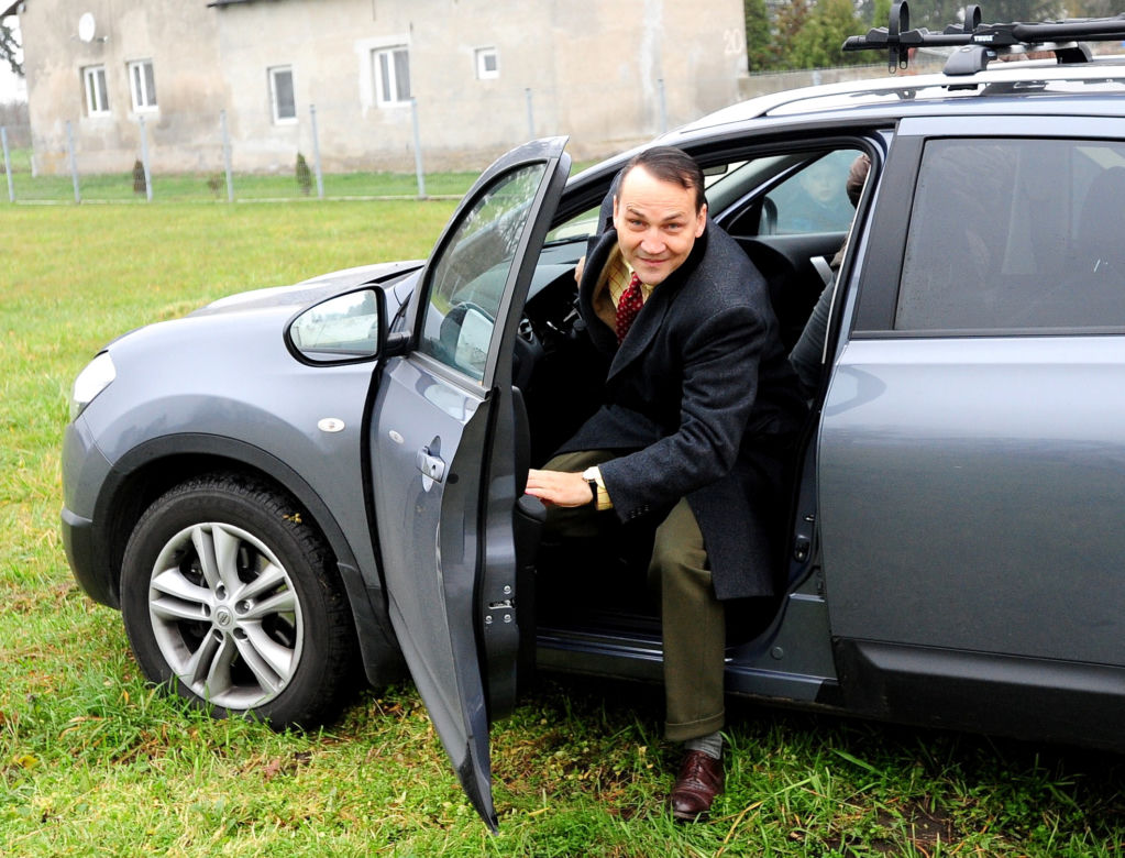 Sikorski broni posłów piratów