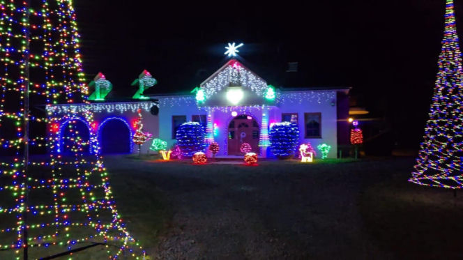 Magia Świąt w Świętokrzyskiem. Gdzie szukać najpiękniej oświetlonych domów? Rzepin i gmina Pawłów skradły show!