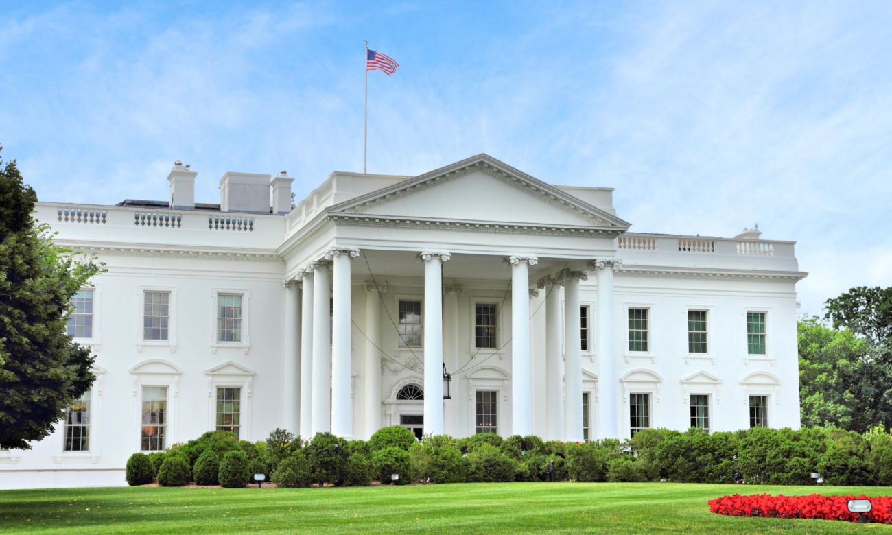 Panika pod Białym Domem. Auto sforsowało bramę. W budynku był Donald Trump!