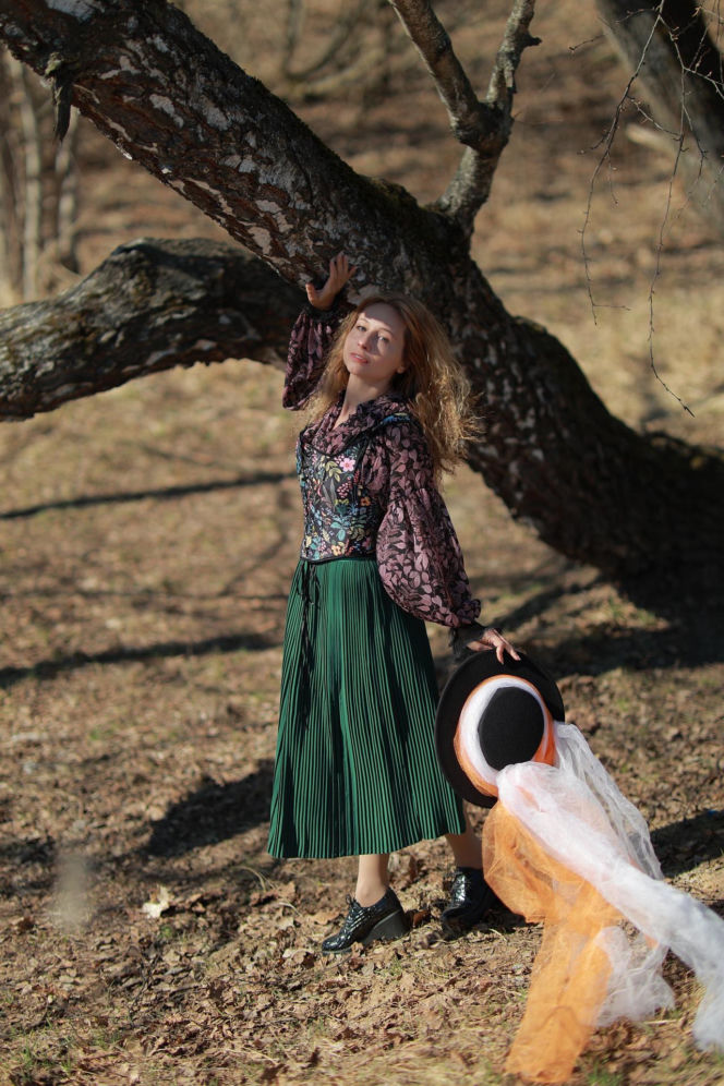 Zapomnij o krojach oversize. Emily Blunt i Margot Robbie wyznaczają nowy trend