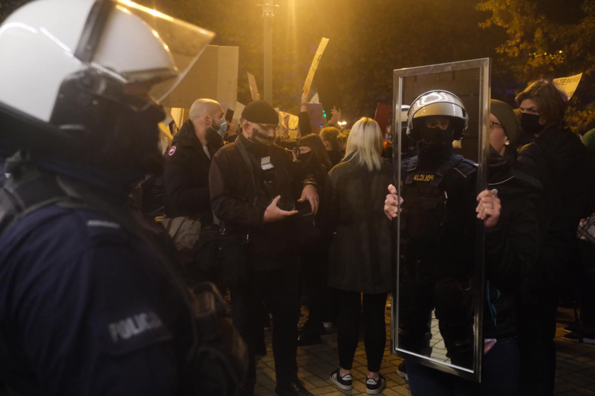 Strajk kobiet w Katowicach. Policja użyła gazu. Są zatrzymania [ZDJĘCIA]