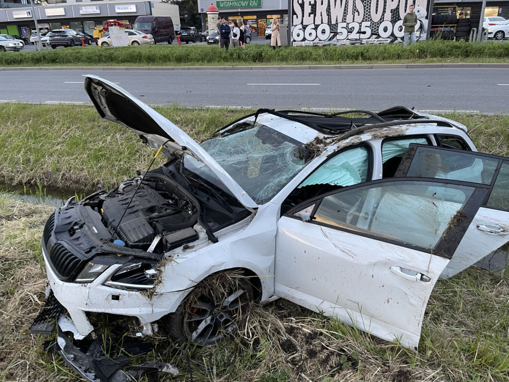 Auto kilka razy koziołkowało. Za kierownicą pijany ojciec. Pasażerką była jego maleńka córeczka