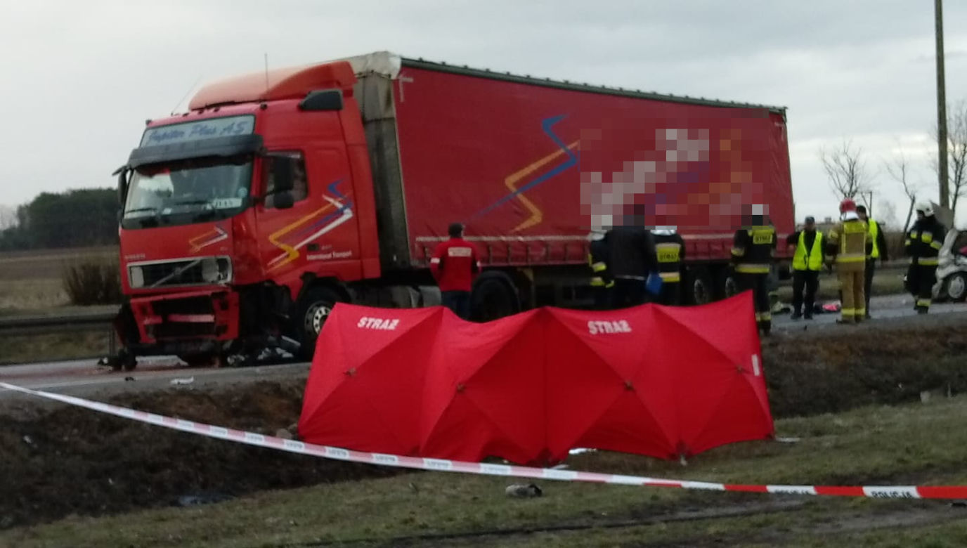 DK 8. Poświętne. Mercedes zderzył się czołowo z ciężarówką [ZDJĘCIA]