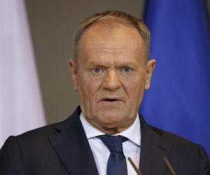 Premier Donald Tusk ogłasza sukces Orlenu. W tle rosyjskie koncerny