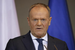 Premier Donald Tusk ogłasza sukces Orlenu. W tle rosyjskie koncerny