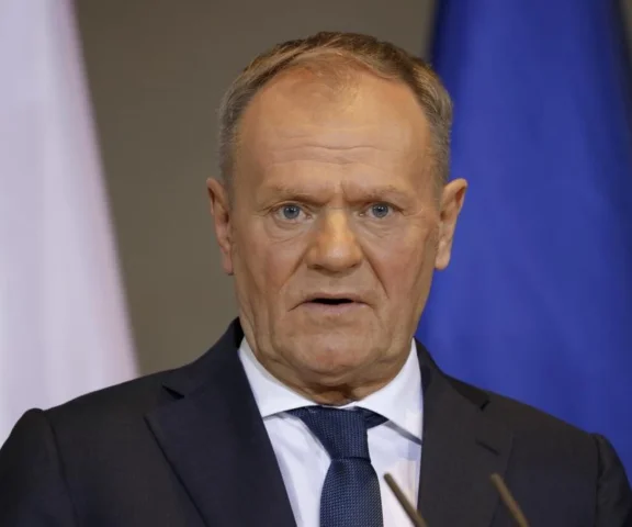 Premier Donald Tusk ogłasza sukces Orlenu. W tle rosyjskie koncerny