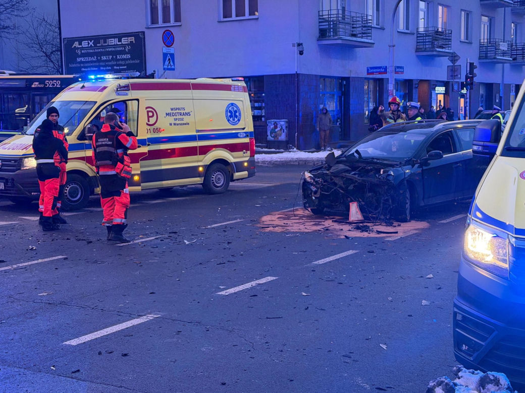Śmigłowiec ratunkowy na placu Szembeka! Zderzenie samochodów, jeden z nich uderzył w kobietę i dziecko