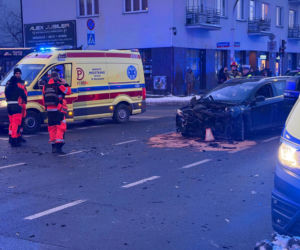 Śmigłowiec ratunkowy na placu Szembeka! Zderzenie samochodów, jeden z nich uderzył w kobietę i dziecko