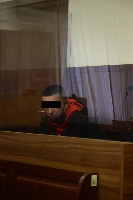 Mężczyzna słiuchał wyroku ze spuszczoną głową