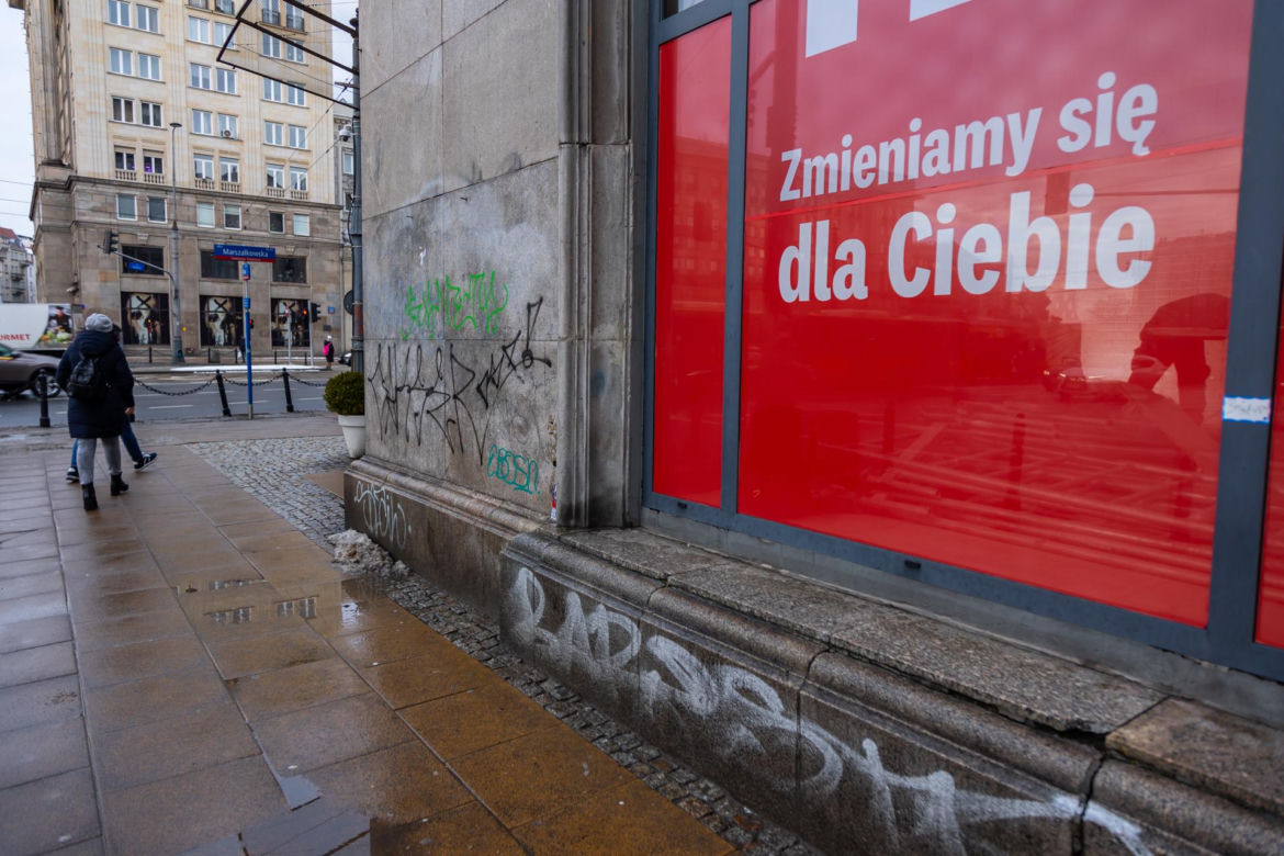Ulice i place w centrum pokryte graffiti