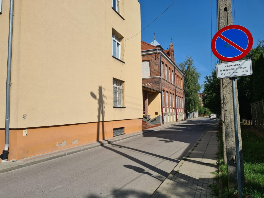 Parking dla niepełnosprawnych na samym końcu parkingu