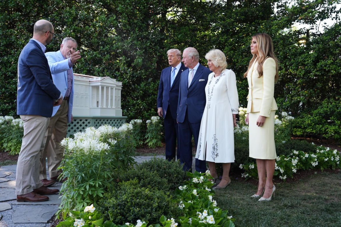 Król Karol i królowa Kamila u Trumpów. Melania dała im herbatę, a potem pokazała pasiekę w kształcie Białego Domu