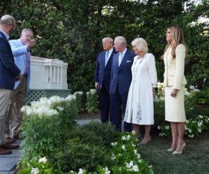 Król Karol i Kamila u Trumpów. Melania dała im herbatę, potem pokazała pszczoły w Białym Domu