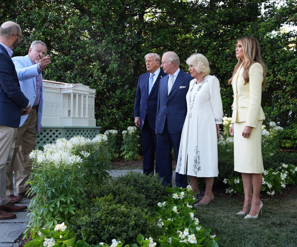 Król Karol i królowa Kamila u Trumpów. Melania dała im herbatę, a potem pokazała pasiekę w kształcie Białego Domu