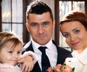 Barwy szczęścia. Ślub Marty i Roberta. Marta (Katarzyna Zielińska), Robert (Marcin Czarnik), Ewunia (Gabriela Ziembicka)