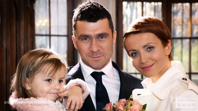 Barwy szczęścia. Ślub Marty i Roberta. Marta (Katarzyna Zielińska), Robert (Marcin Czarnik), Ewunia (Gabriela Ziembicka)