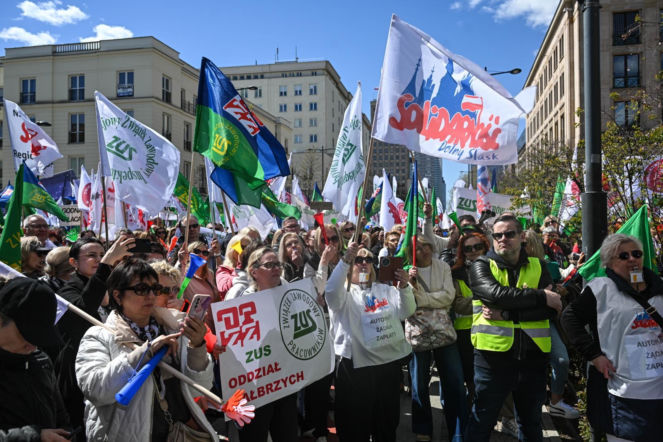 Pracownicy ZUS chcą więcej zarabiać. Odrzucili milionowe podwyżki