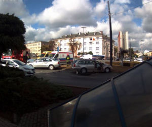 Groźny wypadek na rondzie Jagiellonów w Bydgoszczy. Dwie osoby trafiły do szpitala! [ZDJĘCIA]