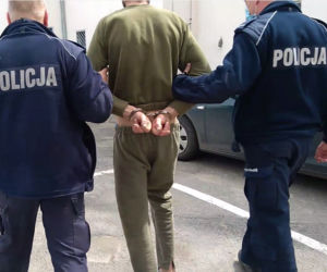 Poszukiwany mężczyzna rzucił się na policjantów z nożami