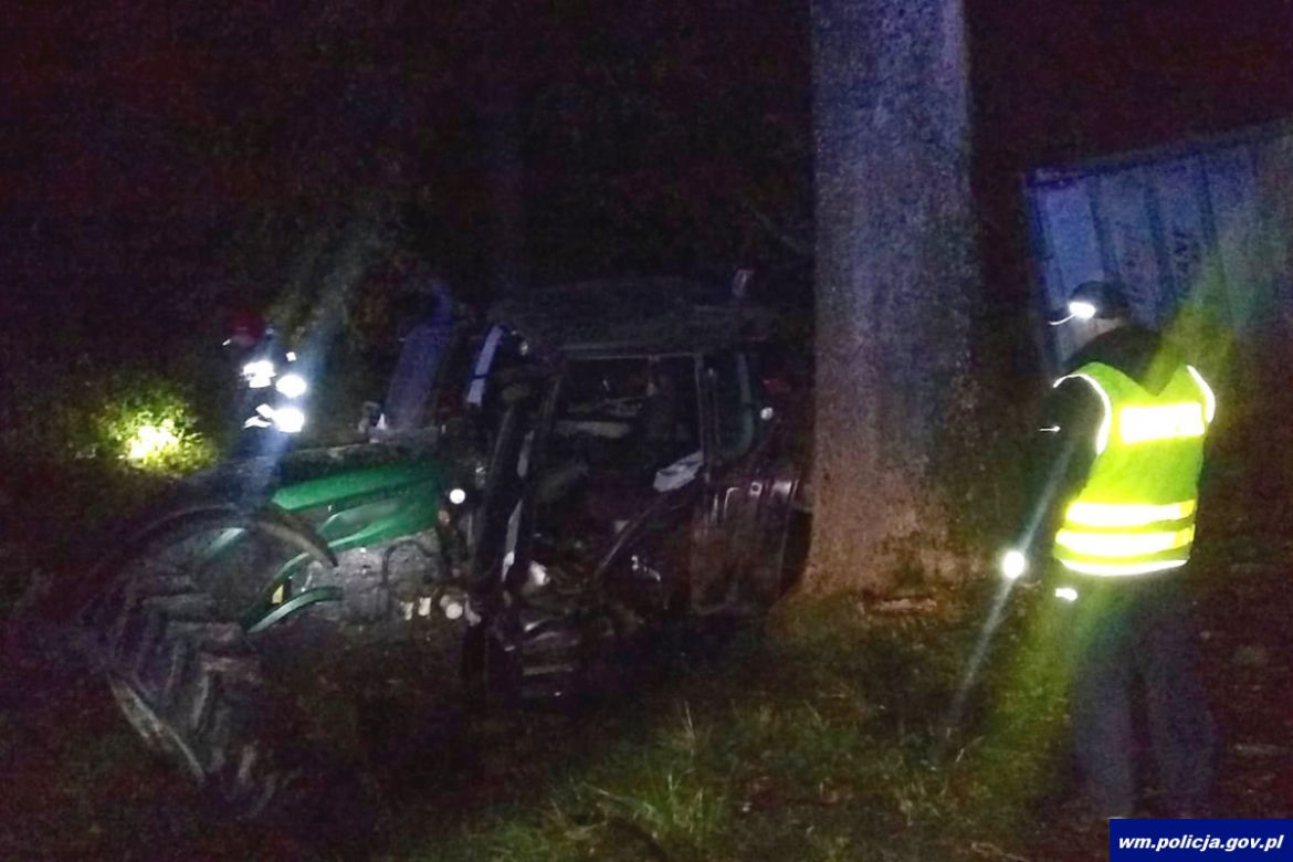 20-latek rąbnął potężnym ciągnikiem rolnicznym w drzewo i wpadł do rowu