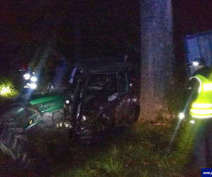 20-latek rąbnął potężnym ciągnikiem rolnicznym w drzewo i wpadł do rowu