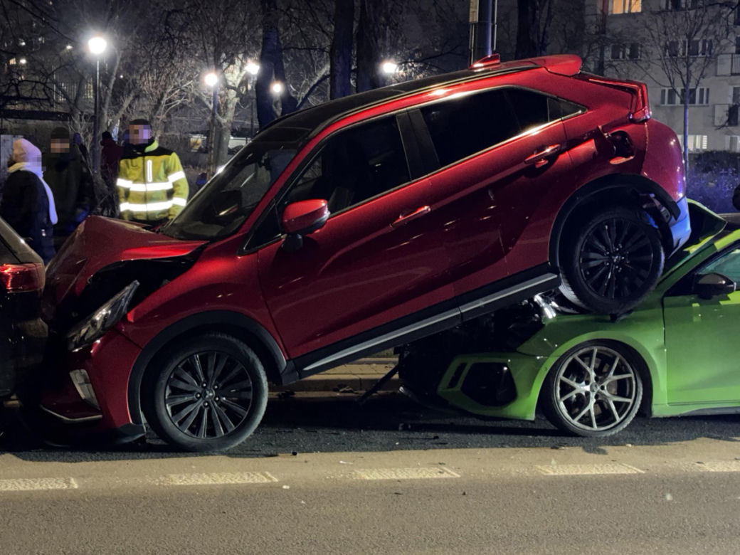 Bielany - sportowe Audi wjechało w zaparkowane auta