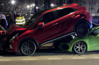 Bielany - sportowe Audi wjechało w zaparkowane auta