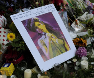 LONDYN: Fani płaczą po śmierci Amy Winehouse